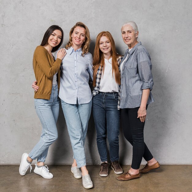 Mooie groep vrouwen die samen stellen