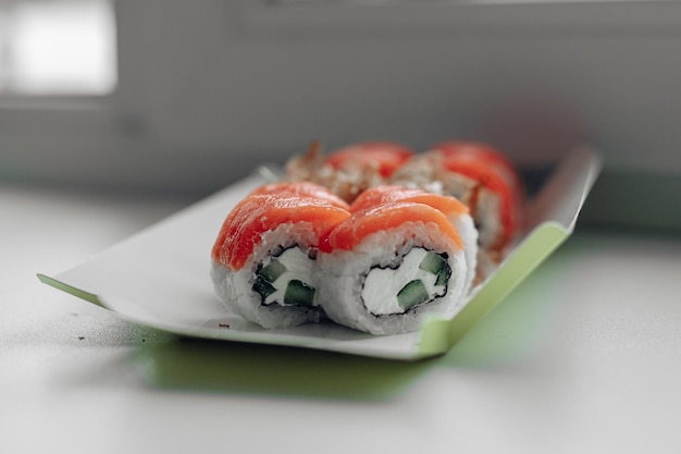 Mooie heerlijke sushi sushi bezorgen reclame sushi rollen gemaakt van vis en kaas