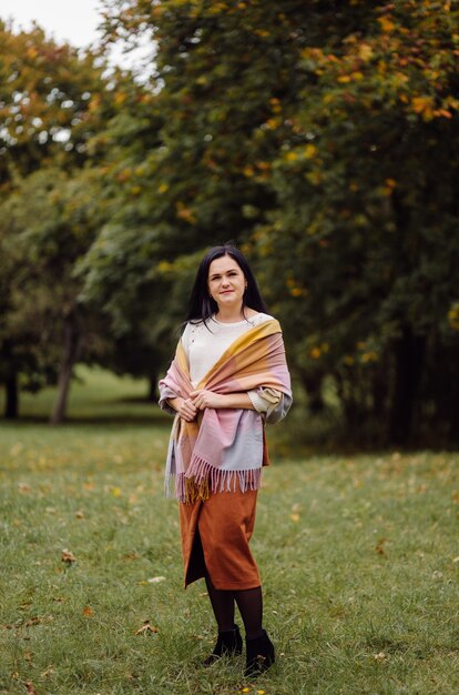 Mooie herfst meisje portret. Jonge Vrouw Die Zich Voordeed Op Gele Bladeren In De Herfst Park. Buitenshuis