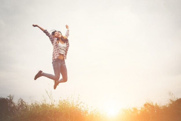 Mooie hipster vrouw springen hoog, vrijheid genieten met de