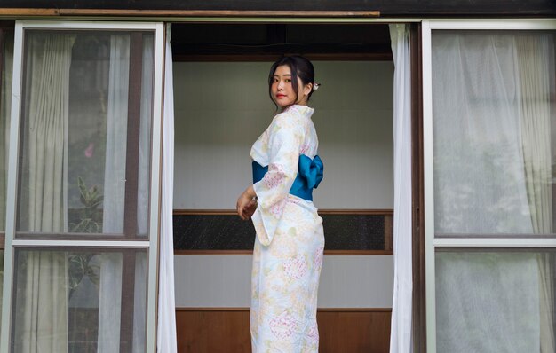 Gratis foto mooie japanse vrouw die een traditionele kimono draagt