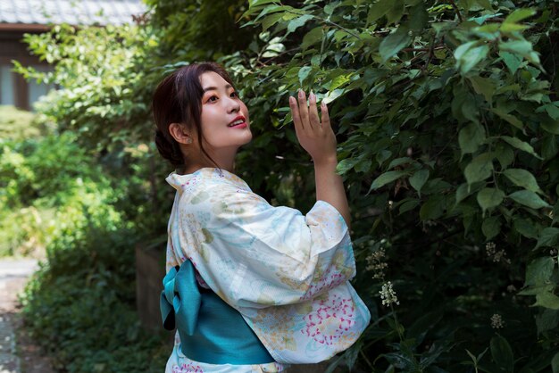 Mooie Japanse vrouw die een traditionele kimono draagt