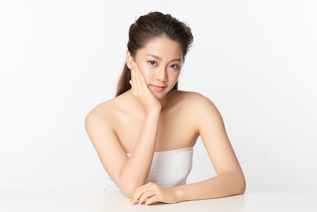 Mooie jonge aziatische vrouw met schone frisse huid, op roze achtergrond, gezichtsverzorging, gezichtsbehandeling. cosmetologie, schoonheid en spa. aziatisch vrouwenportret