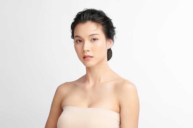 Mooie jonge aziatische vrouw met schone frisse huid op witte achtergrond, gezichtsverzorging, gezichtsbehandeling, cosmetologie, beauty en spa, aziatische vrouwen portret. Premium Foto