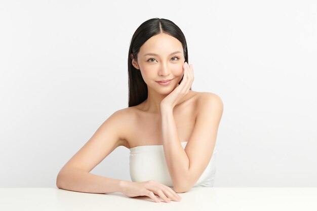 Mooie jonge aziatische vrouw met schone frisse huid op witte achtergrond, gezichtsverzorging, gezichtsbehandeling, cosmetologie, beauty en spa, aziatische vrouwen portret.