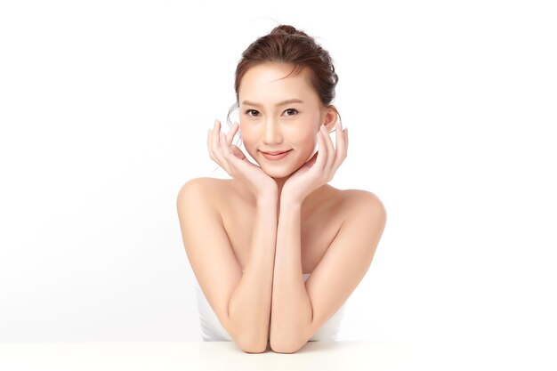 Mooie jonge aziatische vrouw met schone frisse huid op witte achtergrond, gezichtsverzorging, gezichtsbehandeling, cosmetologie, beauty en spa, aziatische vrouwen portret. Premium Foto
