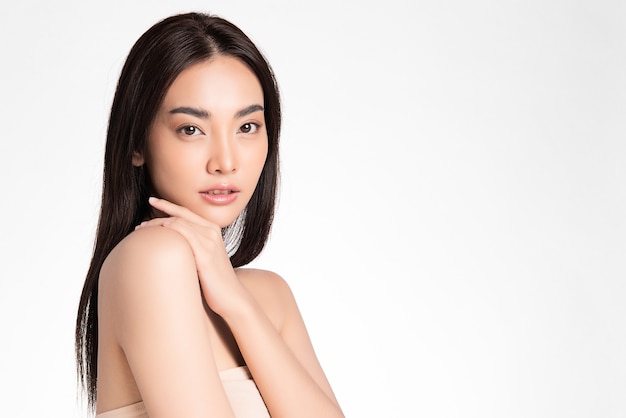 Mooie jonge aziatische vrouw met schone huid op witte muur, gezichtsverzorging, gezichtsbehandeling, cosmetologie, schoonheid en spa, aziatisch vrouwenportret