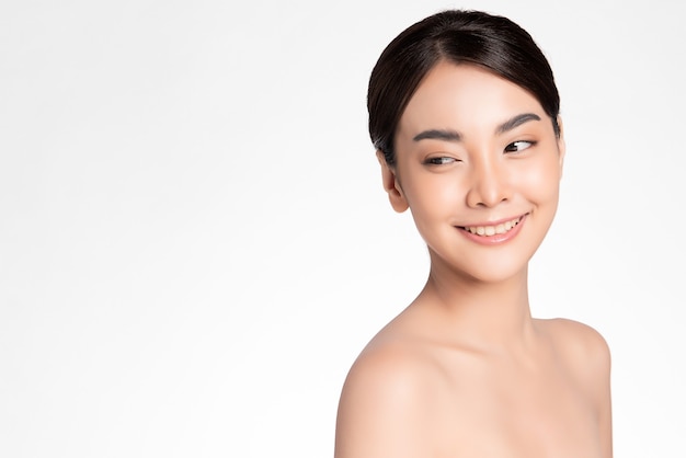 Mooie jonge aziatische vrouw met schone huid op witte muur, gezichtsverzorging, gezichtsbehandeling, cosmetologie, schoonheid en spa, aziatisch vrouwenportret