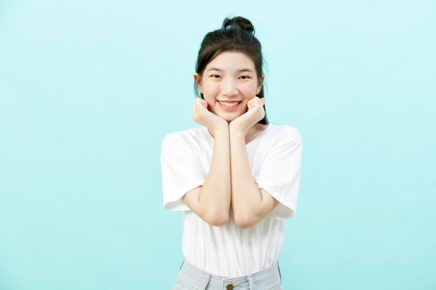 Mooie jonge aziatische vrouw portret studio shot geïsoleerd op blauwe achtergrond