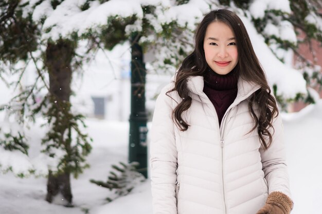 Mooie jonge Aziatische vrouwenglimlach en gelukkig met reisreis in Otaru-kanaal Hokkaido Japan