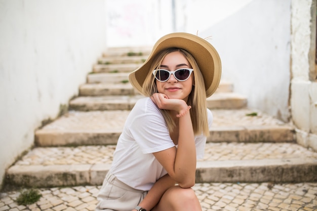 Gratis foto mooie jonge blanke vrouw lachend