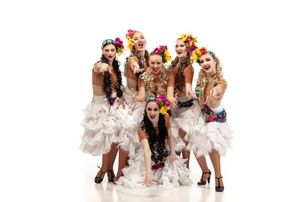 Mooie jonge blanke vrouwen in carnaval en stijlvolle maskeradekostuums