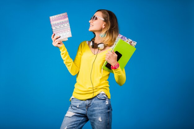 Mooie jonge hipster vrouw met boeken