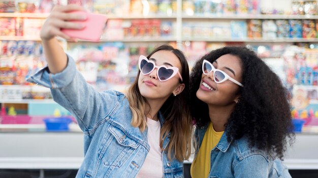 Mooie jonge meisjes samen een selfie te nemen