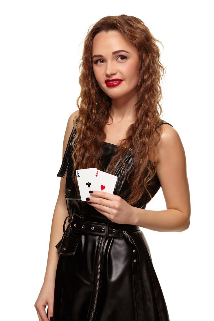 Gratis Foto mooie jonge roodharige of bruinharige vrouw die lacht, met een paar azen in zwarte latex of leren jurk geïsoleerd op een witte achtergrond. casinoconcept, gokindustrie