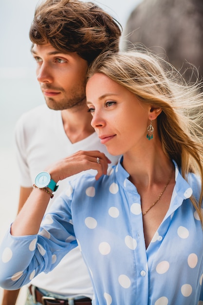 Mooie jonge stijlvolle hipster paar verliefd op tropisch strand tijdens vakantie