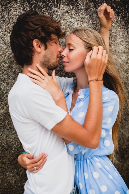 Mooie jonge stijlvolle hipster paar verliefd op tropisch strand tijdens vakantie