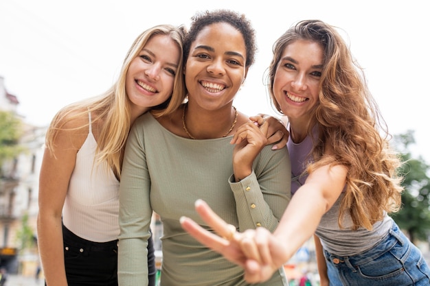 Gratis foto mooie jonge vrienden lachen laag uitzicht