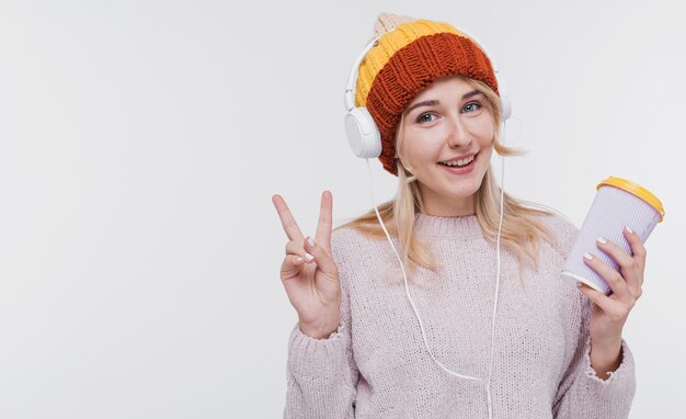 Gratis foto mooie jonge vrouw die aan muziek luistert