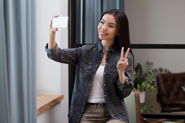 Mooie jonge vrouw die een selfie neemt