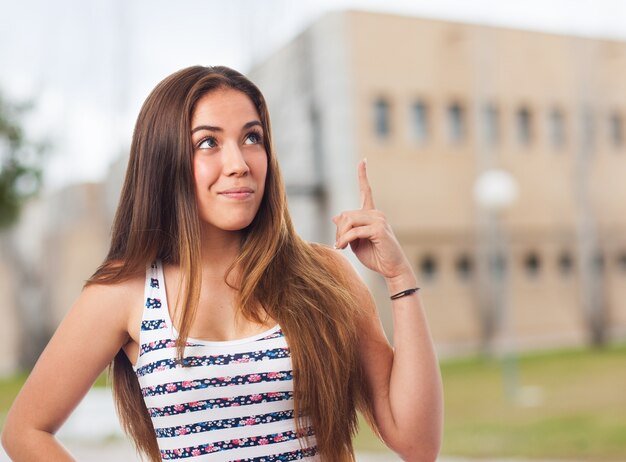 Mooie jonge vrouw die haar vinger omhoog