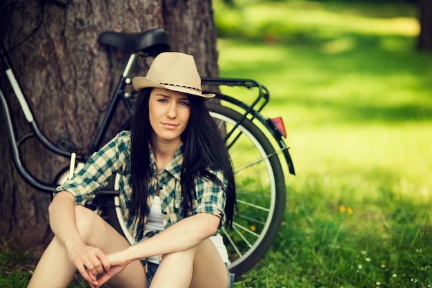 Mooie jonge vrouw die in park rust