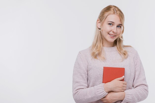 Mooie jonge vrouw die lacht