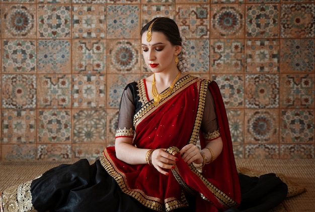 Mooie jonge vrouw die sari . draagt