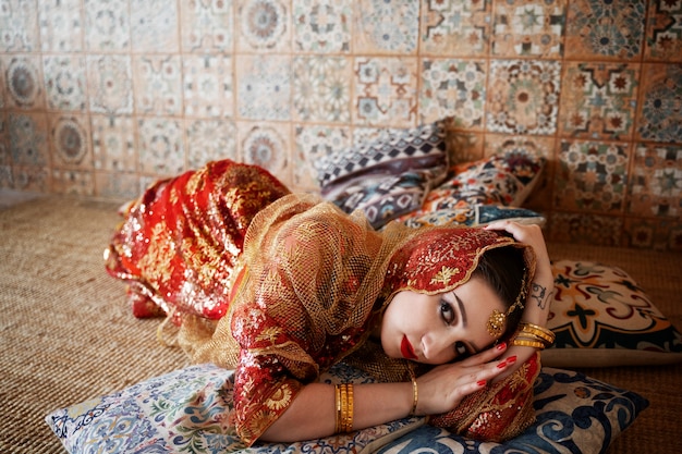 Mooie jonge vrouw die sari . draagt