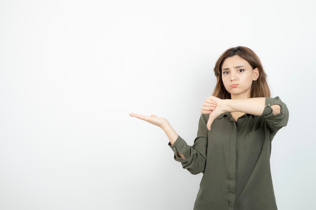 Mooie jonge vrouw in casual outfit met haar geopende handpalmen. Hoge kwaliteit foto