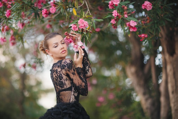 mooie jonge vrouw in een luxe zwarte jurk in Montenegro