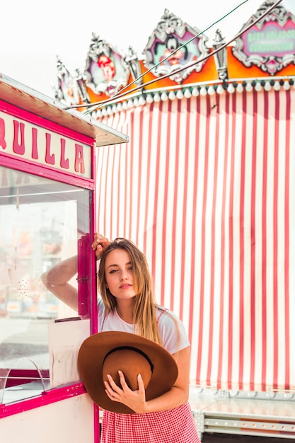 Gratis foto mooie jonge vrouw in het pretpark