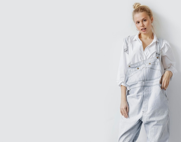 Gratis foto mooie jonge vrouw jumpsuit dragen