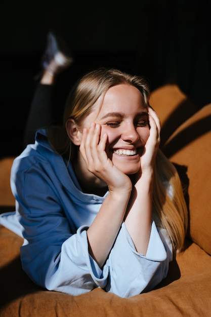 Mooie jonge vrouw liggend op het bed