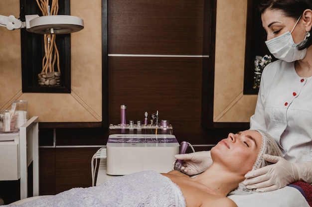 Mooie jonge vrouw met een cosmetische behandeling in de spa