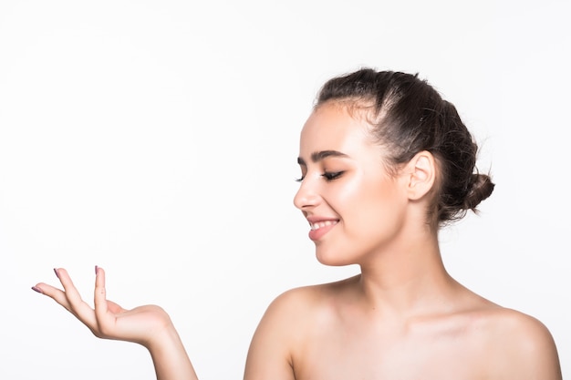 Mooie jonge vrouw met schone frisse huid poseren