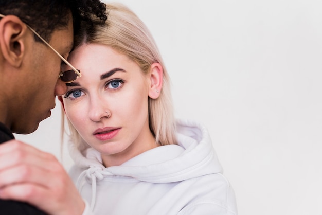 Mooie jonge vrouw met zijn vriend die camera bekijkt