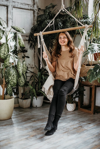 Gratis foto mooie jonge vrouw ontspannen