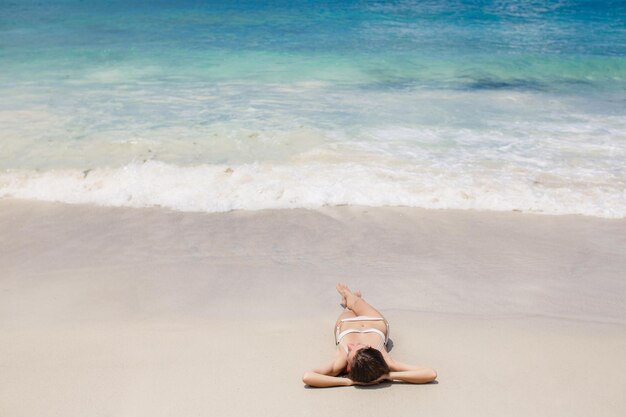 mooie jonge vrouw op het strand van de Seychellen