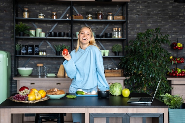 Mooie jonge vrouw poseren in de keuken