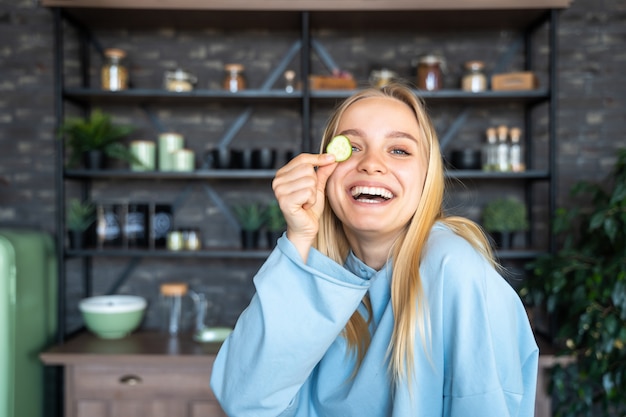 Mooie jonge vrouw poseren in de keuken