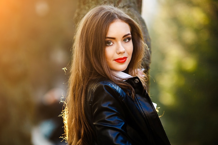 Gratis Foto mooie jonge vrouw poseren in het park