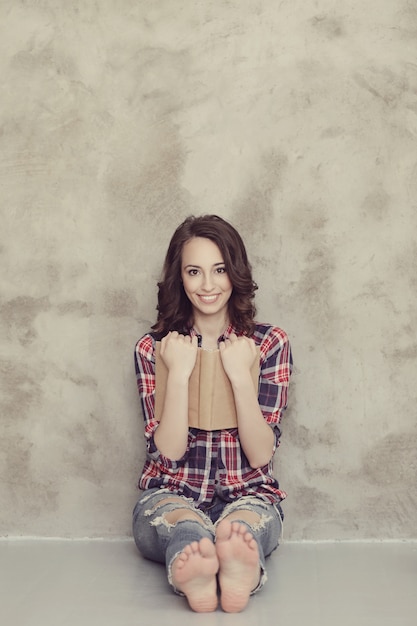 Gratis foto mooie jonge vrouw poseren met boek