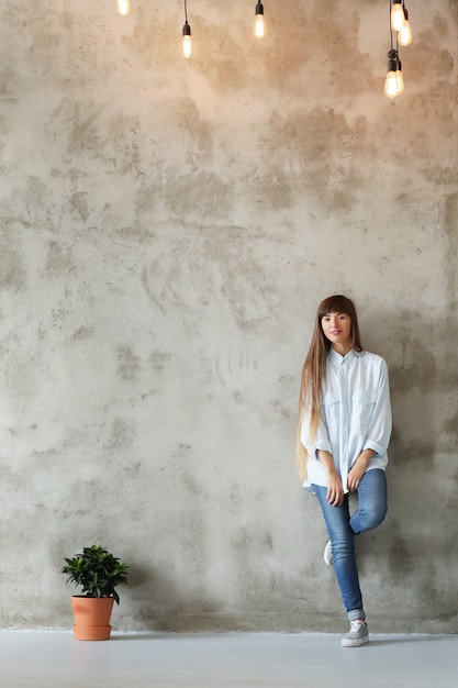 Mooie jonge vrouw poseren