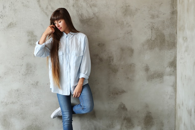 Mooie jonge vrouw poseren