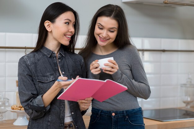 Gratis foto mooie jonge vrouwen die aan een project samenwerken