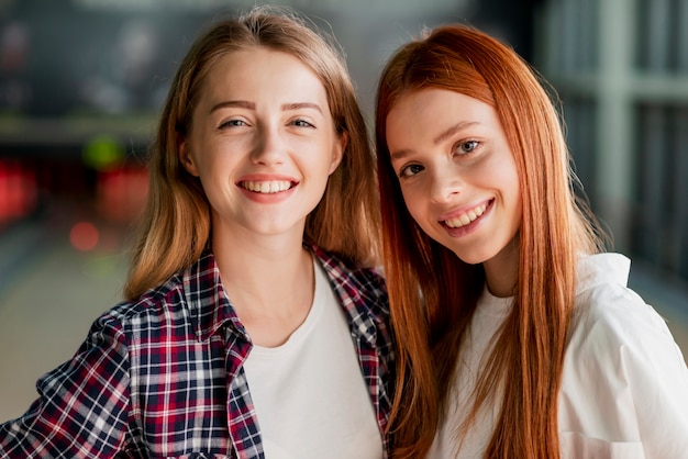 Mooie jonge vrouwen die in een kegelclub stellen