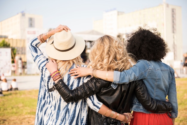 Mooie jonge vrouwen die samen plezier hebben