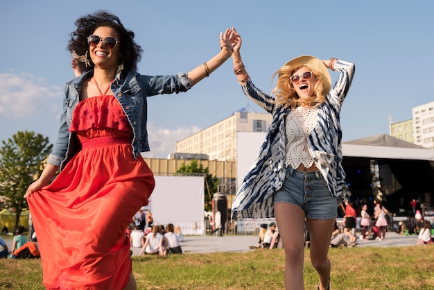 Gratis foto mooie jonge vrouwen die samen plezier hebben