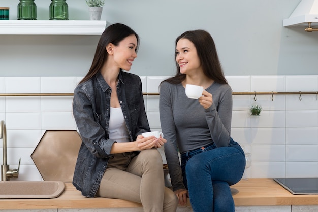 Mooie jonge vrouwen die van een kop van koffie genieten